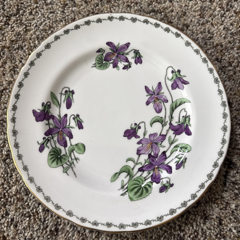 Tuscan Woodland Lilies 8.1/2 inch Salad Luncheon Plate Gold Rim Made In England
